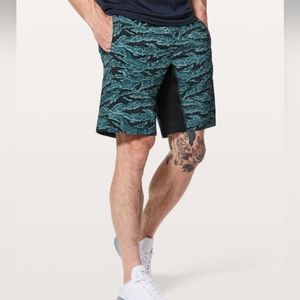 Lululemon Men's Athletic Linerless Blue Camo T.H.E Short 9" Inseam Sz Large